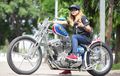 Demen Motor Sejak Kecil, Motor Custom Ini Jadi Kesayangan Awie Si Cewek 'Gila'