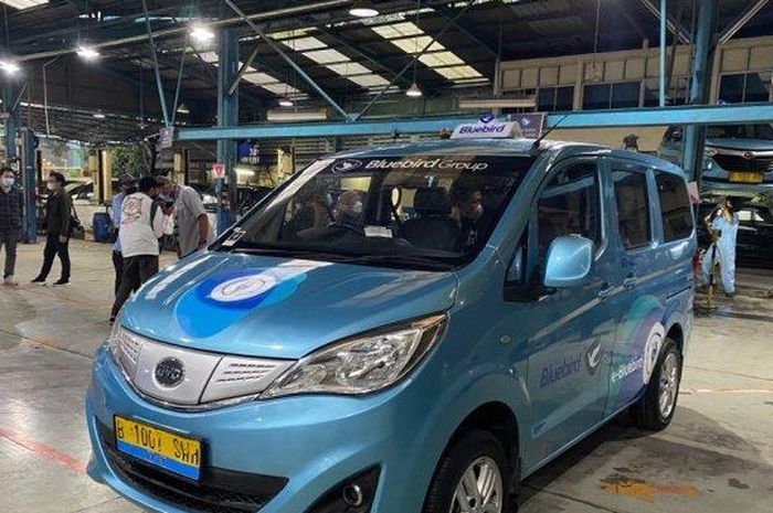 Armada mobil listrik BYD T3 di Kantor Blue Bird, Rabu (13/7/2022). 