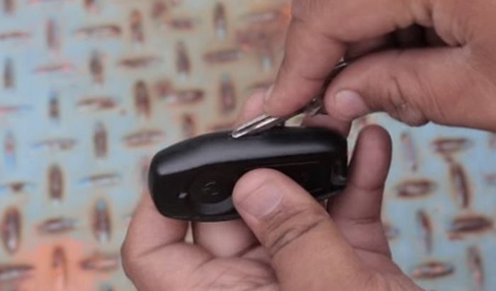 Buka remote keyless untuk ganti baterai ternyata cuma butuh anak kunci