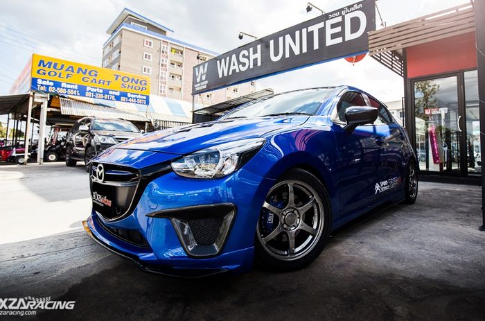 Modifikasi Mazda2 street racing hadir dilabur warna biru Subaru WRX STI