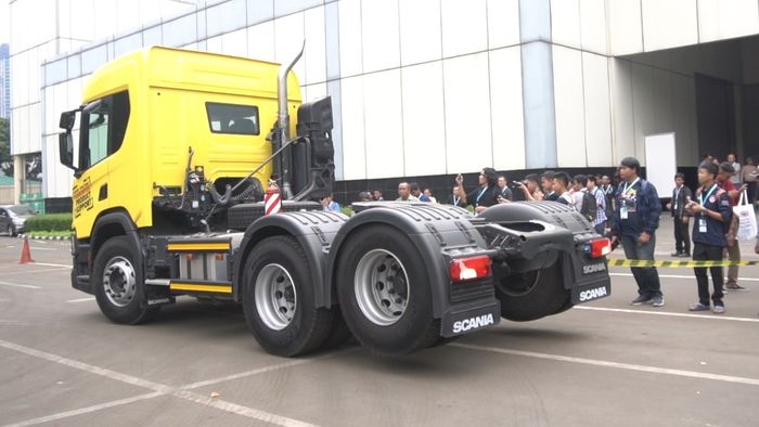 Penggerak roda Scania P 360-A 6x2 dilengkapi fitur boogie lift, yakni sepasang roda belakang dapat diangkat saat tak membawa beban