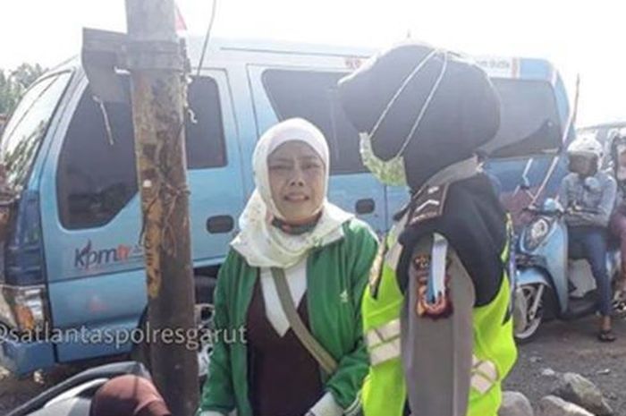 Ibu pemudik arah Garut sesegukan ditinggal suami di SPBU
