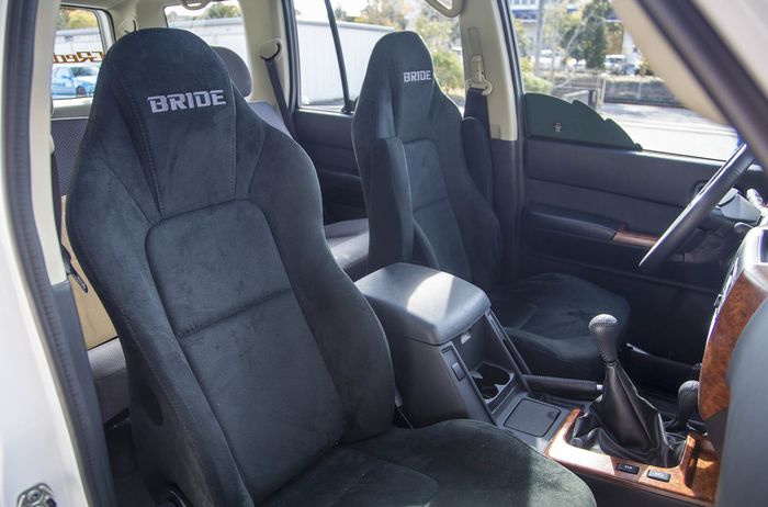 Tampilan kabin modifikasi Nissan Patrol dengan jok lansiran Bride
