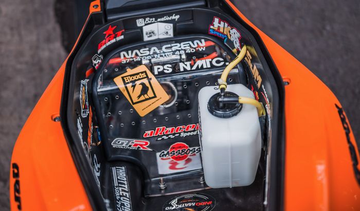 Trhottle body Yamaha Aerox 4S1M olus downraft terlihat dari dalam bagasi