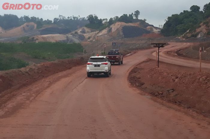 Ilustrasi mobil operasional di wilayah pertambangan