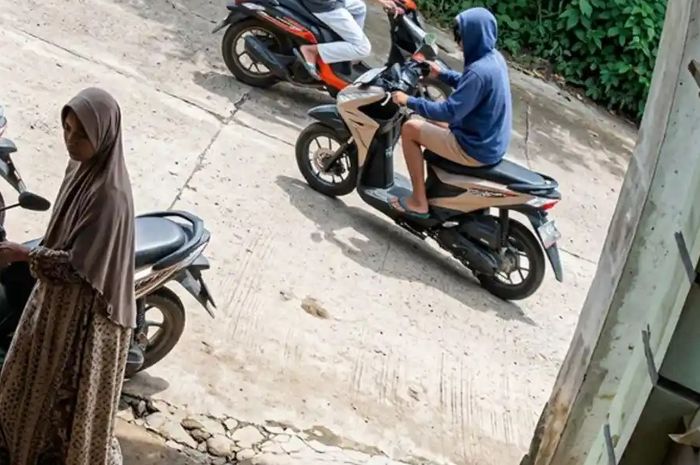 Maling Honda BeAt terekam kamera CCTV saat melancarakan aksinya