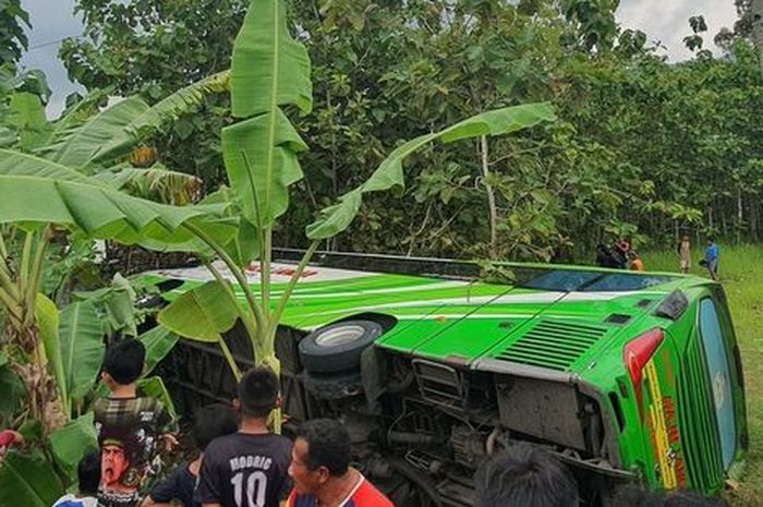 Bus Maju Lancar terperosok ke jurang usai hindari tabrakan dengan pembalap liar