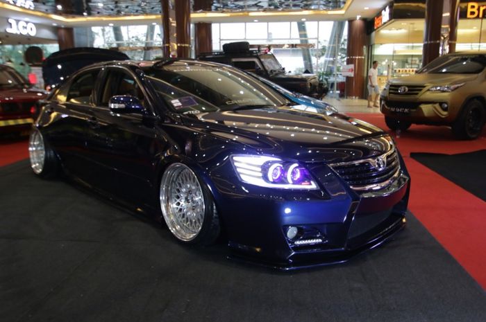 Toyota Camry bergaya elegan dengan lampu custom