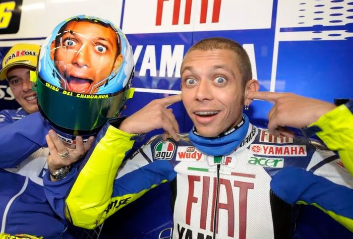 Valentino Rossi memakai helm untik bergambar wajahnya sendiri