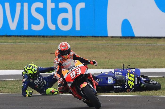 Senggolan antara Marquez dan Rossi di GP Argentina April 2018, berujung terjatuhnya Rossi.