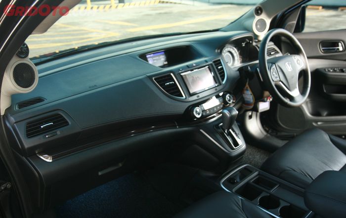 Interior mewah dengan kulit dan audio berkualitas 