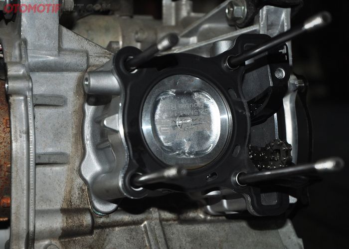 NMAX ini pakai paket bore up dari Moto1 Racing dengan piston 62,5 mm