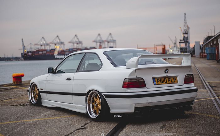 Tampilan depan BMW E36 lansiran 1997 dengan ubahan simpel