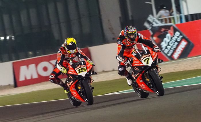 Chaz Davies memenangkan persaingan melawan rekan setimnya, Alvaro Bautista di race 2 WSBK Qatar