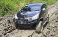 Lihat Avanza 4x4 Lolos Dari Jalan Berlumpur, Netizen Malah Nyinyir!