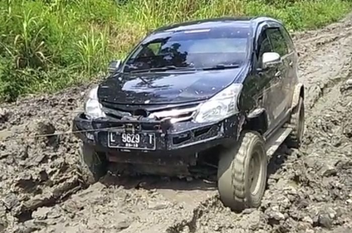 Toyota Avanza 4x4 coba berkelit di jalan berlumpur