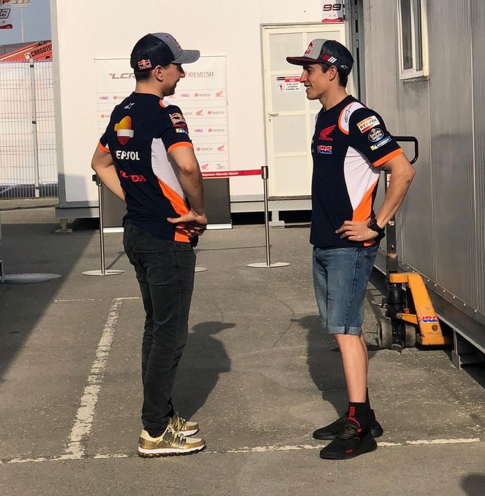Marc Marquez dan Jorge Lorenzo berbincang sebelum sesi tes MotoGP Qatar