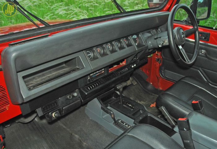 Interior masih standar milik YJ, dasbor dan jok masih bawaan asli. Hanya terlihat shifter transmisi automatic karena Uuk memasang girbok matic ex Cherokee XJ. 