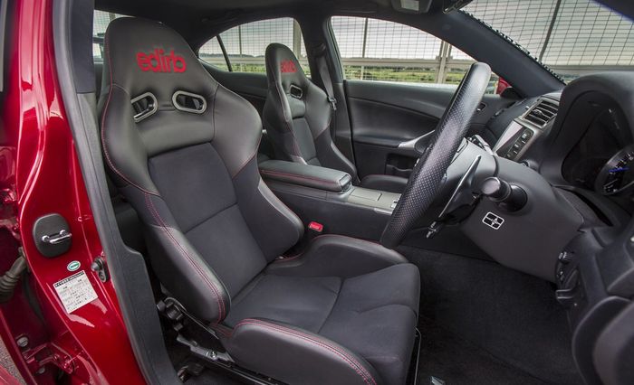 Tampilan kabin Lexus IS F dengan bucket seat buatan Edirb