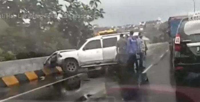 Ford Everest hantam pembatas tol di Semarang