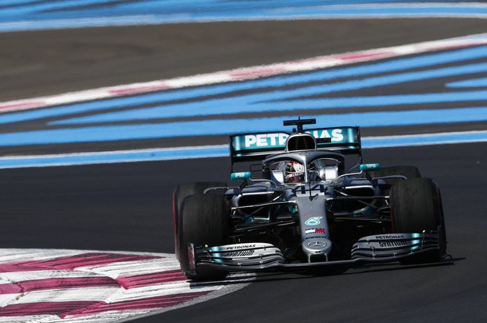 Pembalap Mercedes, Lewis Hamilton meraih pole position usai mencatatkan lap rekor baru, sementara Sebastian Vettel bakal start dari posisi ketujuh