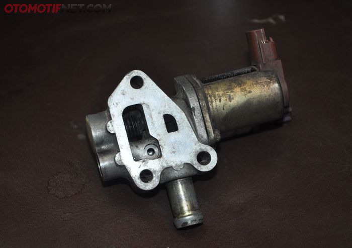 IACV dan AAC valve Nissan B13 juga bisa jadi ikutan kotor, akibat uap oli yang masuk ke intake manifold