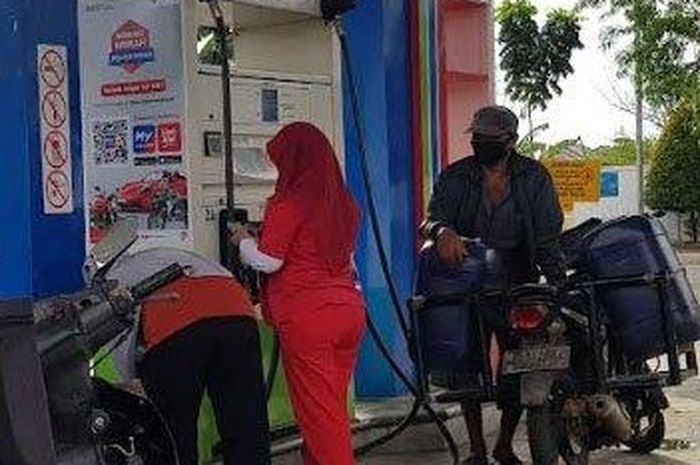 Ilustrasi beli BBM pakai jerigen