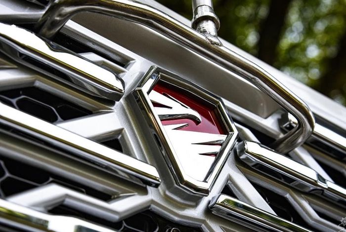 Detail logo Garuda berlatar merah di gril