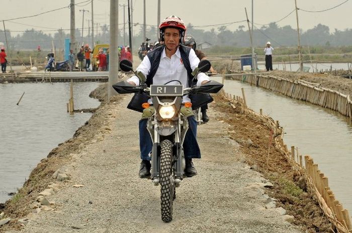 Presiden Joko Widodo meninjau tambak di Muara Gembong Bekasi naik motor trail