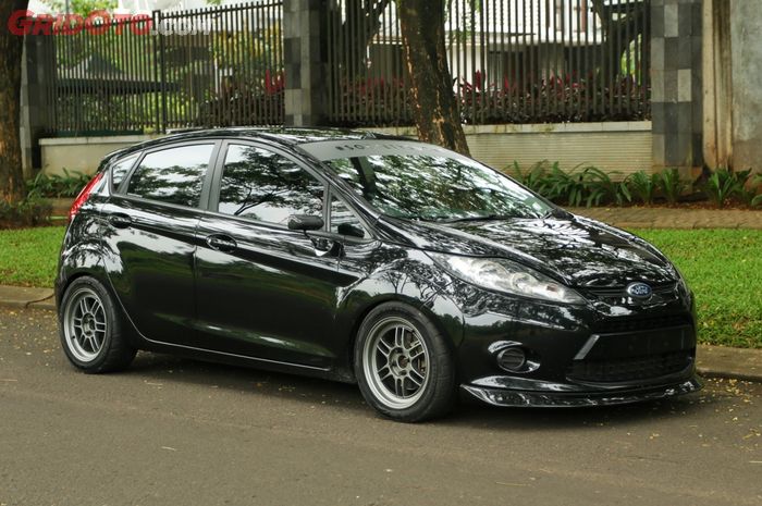 Ford Fiesta dimodifikasi bergaya street racing menuju Thailook