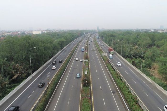 Ilustrasi arus lalu lintas di jalan tol.