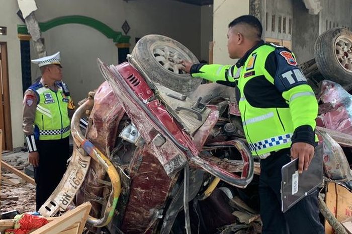 Suzuki Carry jatuh dari atas, timpa rumah dan renggut nyawa lansia