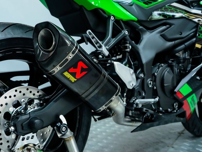 Knalpot full system Ninja ZX-25R Akrapovic dengan suara merdu dan performa maksimal, harga memang enggak bohong sob! 