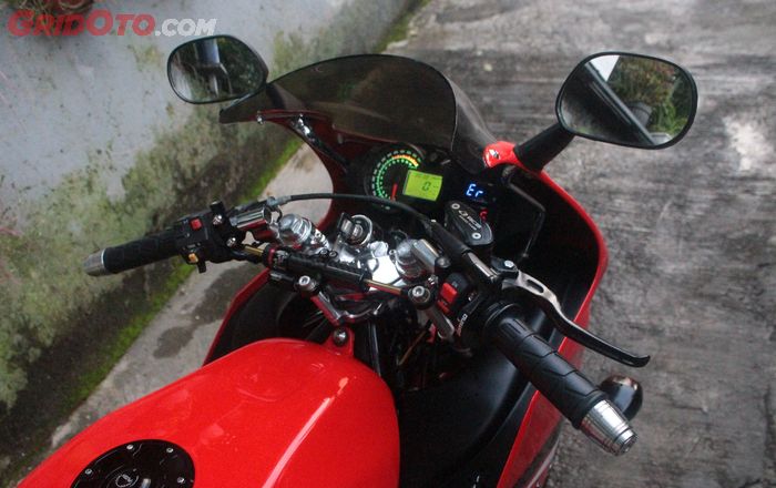 Area setang Kawasaki Ninja RR tampil kekinian dengan part kece