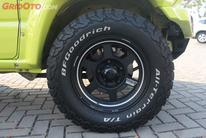Suzuki Jimny balut pelek Volks Rays TE37 dengan ban BF Goodrich