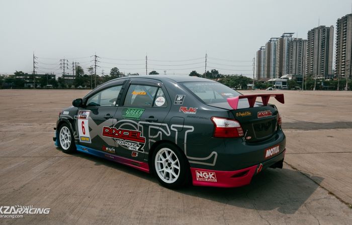 Tampilan belakang Toyota Vios lawas dengan gaya racing