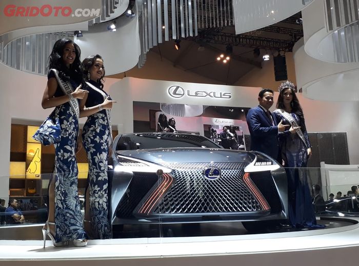 Adrian Tirtadjaja, bersama Putri Indonesia berada di depan mobil konsep terbaru Lexus