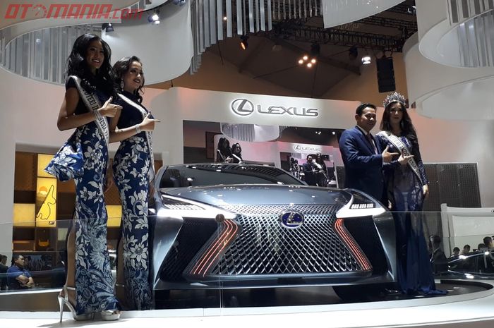 Adrian Tirtadjaja, bersama Putri Indonesia berada di depan mobil konsep terbaru Lexus