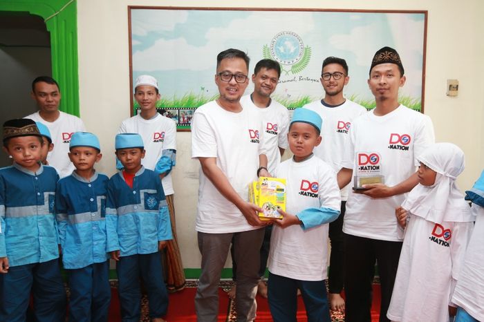 Penyerahan donasi kepada Panti Asuhan Tunas harapan Pertiwi di Bekasi, Jabar