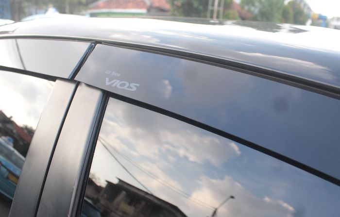Terpasang kaca film baru dan talang air pada Vios Limo eks taksi modif