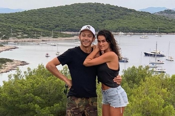 Mesra dengan latar belakang pantai Ibiza