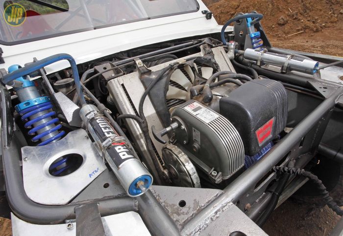 Posisi mesin G13B mundur 25 cm, ruang yang ada dipakai untuk memasang winch Warn 8274 M50 pada Suzuki Jimny ini. 