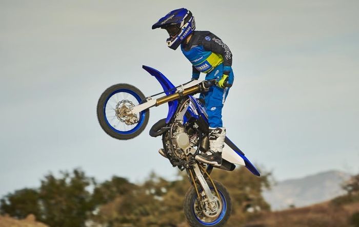 Pakai mesin 2-tak berpendingin radiator