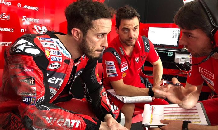 Tampak baju balap Andrea Dovizioso bagian kanan lecet setelah kecelakaan dalam tes Sepang hari Sabtu