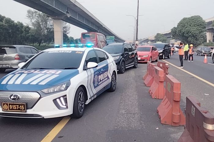 Contraflow di jalan Tol Transjawa