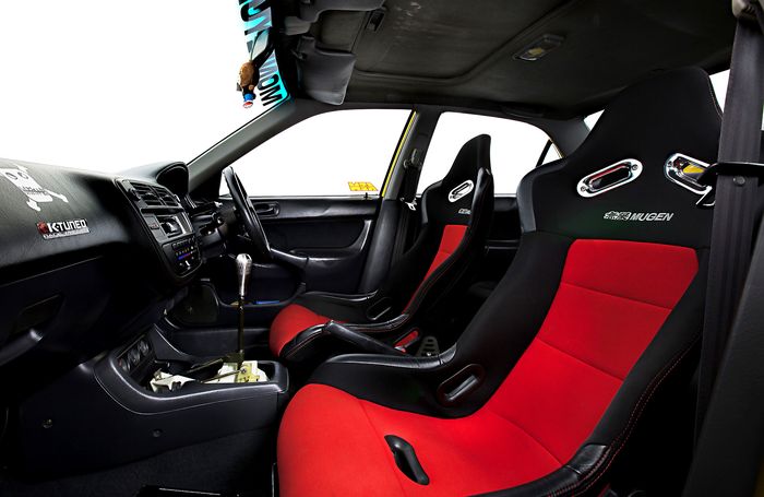 Tampilan interior Honda Civic ini juga diubah dengan tema balap