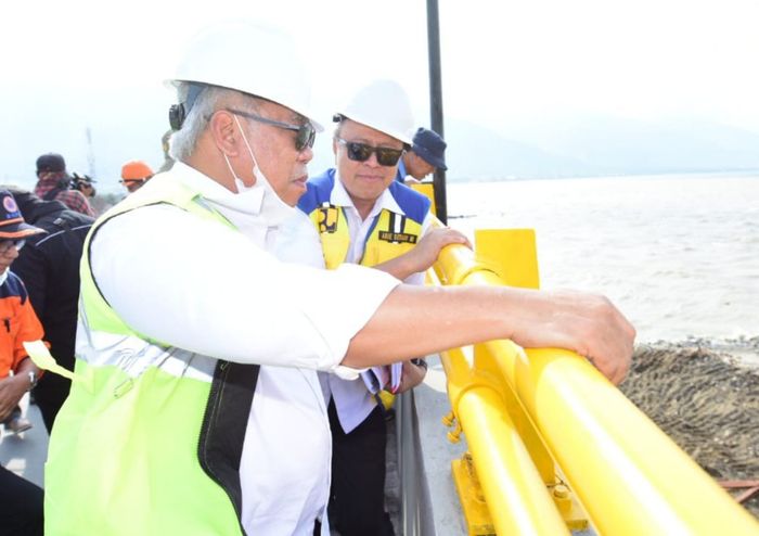 Menteri PUPR, Basuki Hadimuljono, meninjau langsung lokasi Jembatan Kuning yang sempat hancur