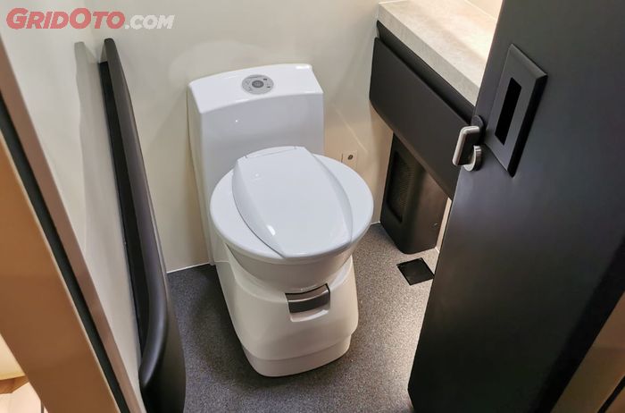 Konsumen bisa menambahkan opsi toilet Dometic namun dengan komposisi tempat duduk untuk 5 penumpang