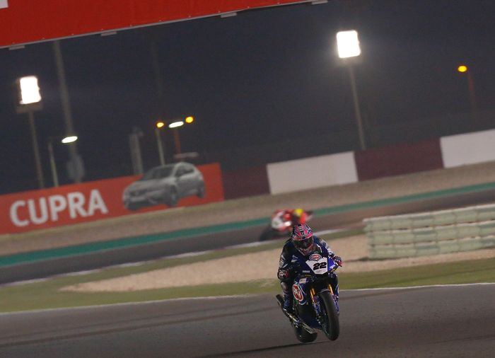 Alex Lowes melengkapi podium race 2 WSBK Qatar finish di posisi ketiga