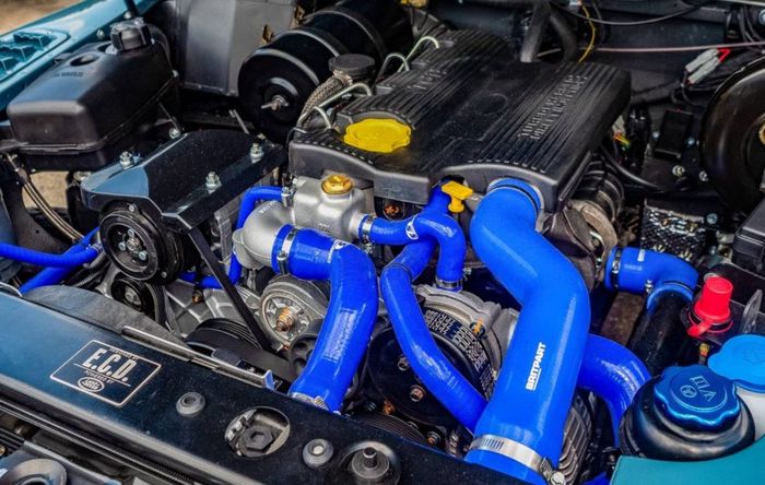 Restorasi Land Rover Defender masih setia dengan mesin standar